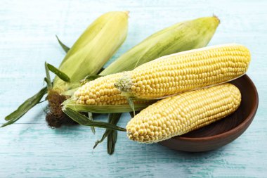 ahşap bir masa üzerinde ham corncobs portre. tex için alan