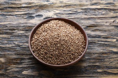 karabuğday kabuğu çıkarılmış tane bir plaka üzerinde bir ahşap table.space tex için