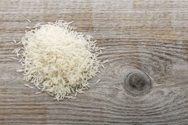 ahşap bir masa üzerinde ham uzun pirinç. Geleneksel Asya gıda. tex için alan