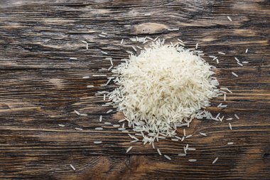 ahşap bir masa üzerinde ham uzun pirinç. Geleneksel Asya gıda. metin için yer