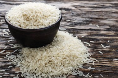 ahşap bir masa üzerinde bir tabak içinde çiğ uzun pirinç. Geleneksel Asya foo