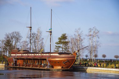 ahşap gemi Galleon parkta Mezhyhirya. Ukrayna eski Başkan'ların evi. Ukrayna, Kiev. 24 Şubat 201