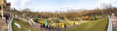 ahşap ev Veikkausliiga'da parkta Mezhyhirya. Ukrayna eski Başkan'ların evi. Panorama. Ukrayna, Kiev. 24 Şubat 201
