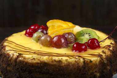 sarı Kremalı meyveli kek kiraz ve üzüm, closeu ile dekore edilmiş