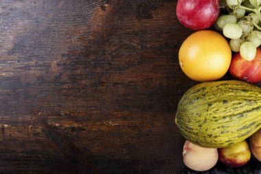 ahşap arka plan üzerinde farklı meyve. tex için alan