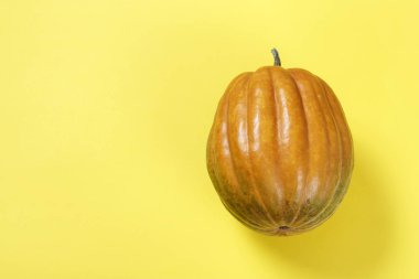 yararlı sonbahar sebze bütün kabak sarı bir arka plan üzerinde yuvarlak. tex için yer