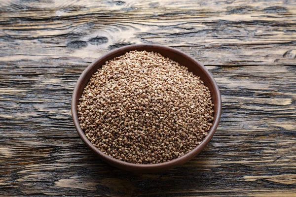 karabuğday kabuğu çıkarılmış tane bir plaka üzerinde bir ahşap table.space tex için