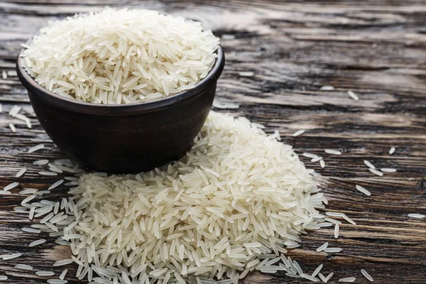 ahşap bir masa üzerinde bir tabak içinde çiğ uzun pirinç. Geleneksel Asya foo