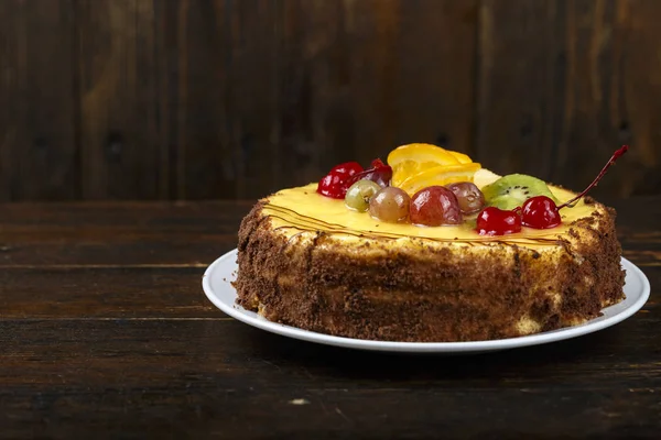 Bolo Frutas Com Creme Amarelo Decorado Com Cerejas Uvas Closeu — Fotografia de Stock