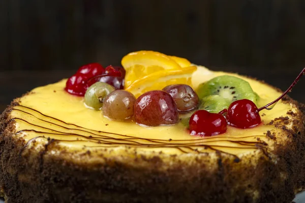 sarı Kremalı meyveli kek kiraz ve üzüm, closeu ile dekore edilmiş