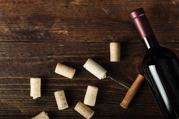 Eine Flasche Rotwein Und Jede Menge Korken Auf Einem Hölzernen — Stockfoto