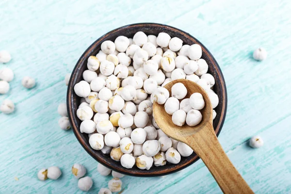 Grão Bico Legumes Cru Uma Chapa Uma Mesa Gasta Azul — Fotografia de Stock