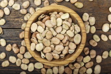 Kuru bakla ahşap bir masa ahşap bir plaka üzerinde. tex için alan