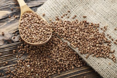 kahverengi ahşap arka plan üzerinde bir tahta kaşık keten tohumu. omega-3 kaynağı. tex için alan