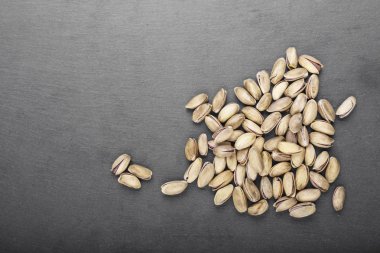 birçok Antep fıstığı siyah bir arka plan üzerinde dağınık vardır. geleneksel bira Aperatif. tex için alan