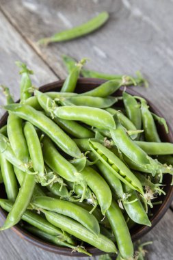 bakla bir plaka üzerinde bir ahşap tabl soyulmamış yeşil bezelye