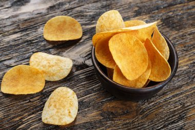 ahşap arka plan üzerinde patates cipsi. geleneksel bira Aperatif. tex için alan