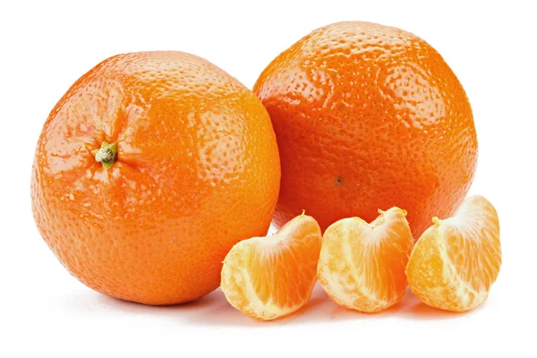 Duas Tangerinas Maduras Inteiras Fatias Tangerina Isolado Backgroun Branco — Fotografia de Stock