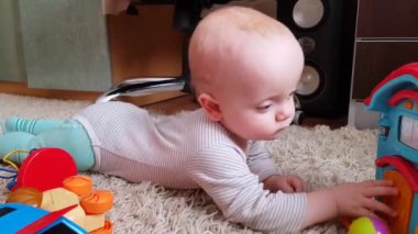 yere oynayan erkek bebek