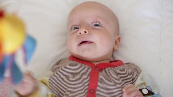 Pequeño bebé en la cuna — Vídeos de Stock