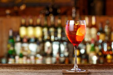 Aperol spritz buz bardak içinde büyük bir küp ile. Tex için alan