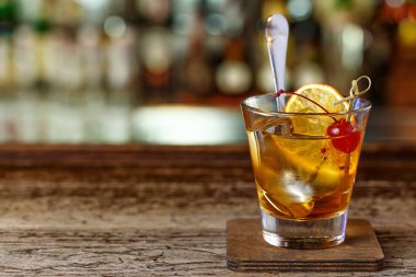 Şık kokteyl çubuğu'nda. Orange, bir garnitür ile kokteyl kiraz. Bourbon, metin için yer ile kokteyl