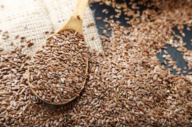 keten tohumu çul üzerinde dağınık ve içine bir kaşık dökülür. tex için alan