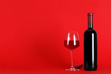 şarap kırmızı bir arka plan - kırmızı bir arka plan, tex için alan tarih dolu bir cam şişe ayarlayın