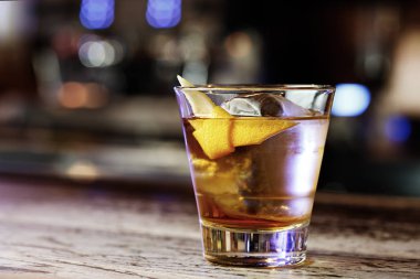 Sazerac - konyak veya yapı yöntemi ile karıştırılır, viski dayalı klasik alkollü kokteyl, malzemeleri cam bir shake kullanmanıza gerek kalmadan doğrudan içinde karıştırılır
