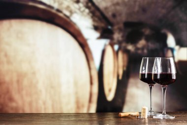 büyük varil cella arka planı bir bardak kırmızı şarap