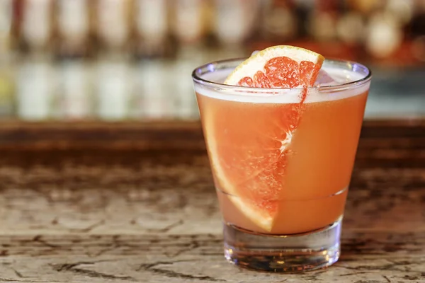 Alkoholické Cocktail Grapefruitu Kyselé Dřevěný Bar Rozostřeného Pozadí — Stock fotografie