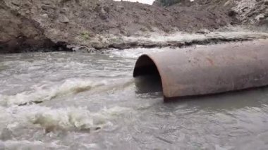 Su borudan nehre akıyor.