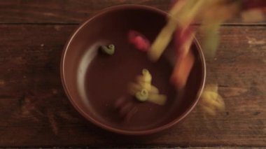 renkli makarna bir tabak döktü