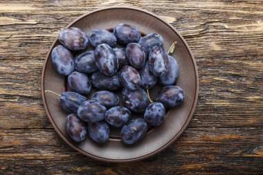 Erik bir kil plaka üzerinde eski püskü ahşap bir masa. yukarıdan görüntüleyin. tex için alan