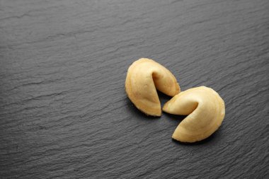 Cookie siyah arduvaz tahta üzerine arzu. Çin gelenekleri