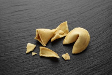 Cookie siyah arduvaz tahta üzerine arzu. Çin gelenekleri