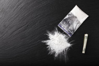 bir plastik torba siyah bir zemin üzerine beyaz uyuşturucu. tex için alan