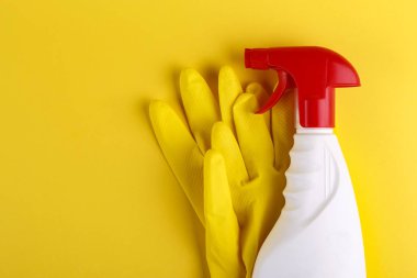 deterjan ve eldiven üzerinde sarı bir arka plan ayarlamak ile sprey. tex için alan