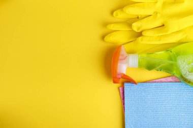 deterjan ve eldiven üzerinde sarı bir arka plan ayarlamak ile sprey. tex için alan