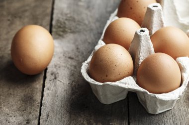 çiğ tavuk yumurtası içinde bir tepsi masanın üzerinde. rustik loo