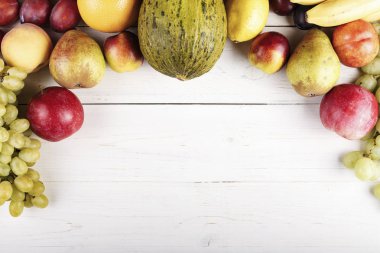 Beyaz ahşap zemin üzerinde farklı meyve. meyve ayarlayın. tex için alan