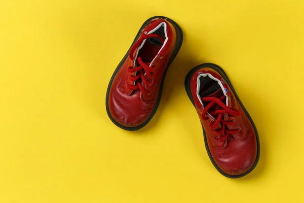 Детская Осенняя Красная Кожаная Обувь Желтом Фоне Space Tex — стоковое фото