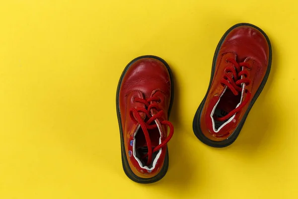 Детская Осенняя Красная Кожаная Обувь Желтом Фоне Space Tex — стоковое фото