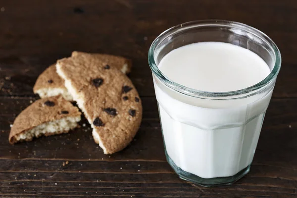 Biscotti Con Gocce Cioccolato Bicchiere Latte Fresco Tavolo Scuro — Foto Stock