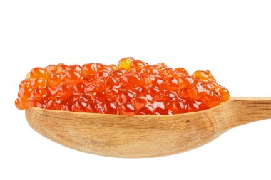 Beyaz arka plan üzerinde izole bir tahta kaşık kırmızı havyar. kırpma pat