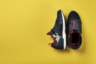 Sarı bir arka plan üzerinde haki tasarımı ile yeni erkek spor ayakkabı. tex için alan