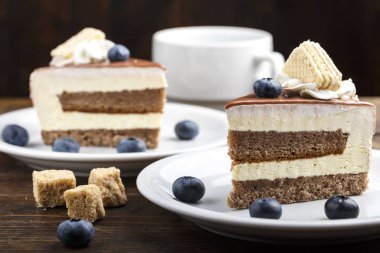 Kahverengi ahşap arka plan üzerinde yaban mersini ile peynir pasta dilimi