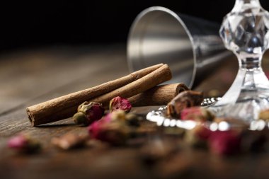 sıcak kokteyl küme. Tarçın ve gül glas yakın: