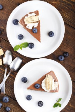 tatlı kek krem ve ahşap tabl üzerinde bir daire üzerinde çilek