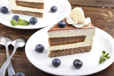 tatlı kek krem ve ahşap tabl üzerinde bir daire üzerinde çilek